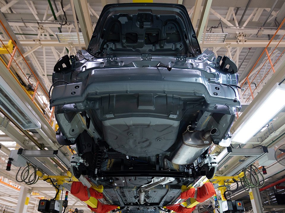 transfer of car body bottom view robotic equipmen 2025 02 12 05 10 22 utc